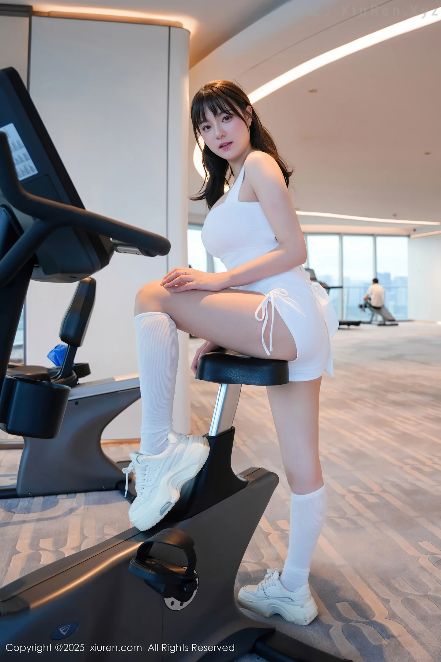 图片[5]-[XiuRen秀人网]No.10808_模特软情健身房场景性感白色运动服配白丝袜秀曼妙身姿诱惑写真81P-秀人网 - XiuRen.Space